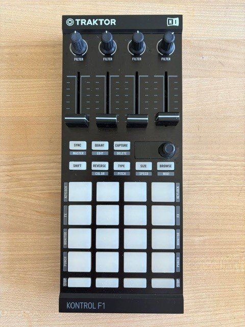 Sistema di controllo: TRAKTOR Kontrol F1 inkl. Case – Usato da Hirzel venduto da TechnikGuru 3