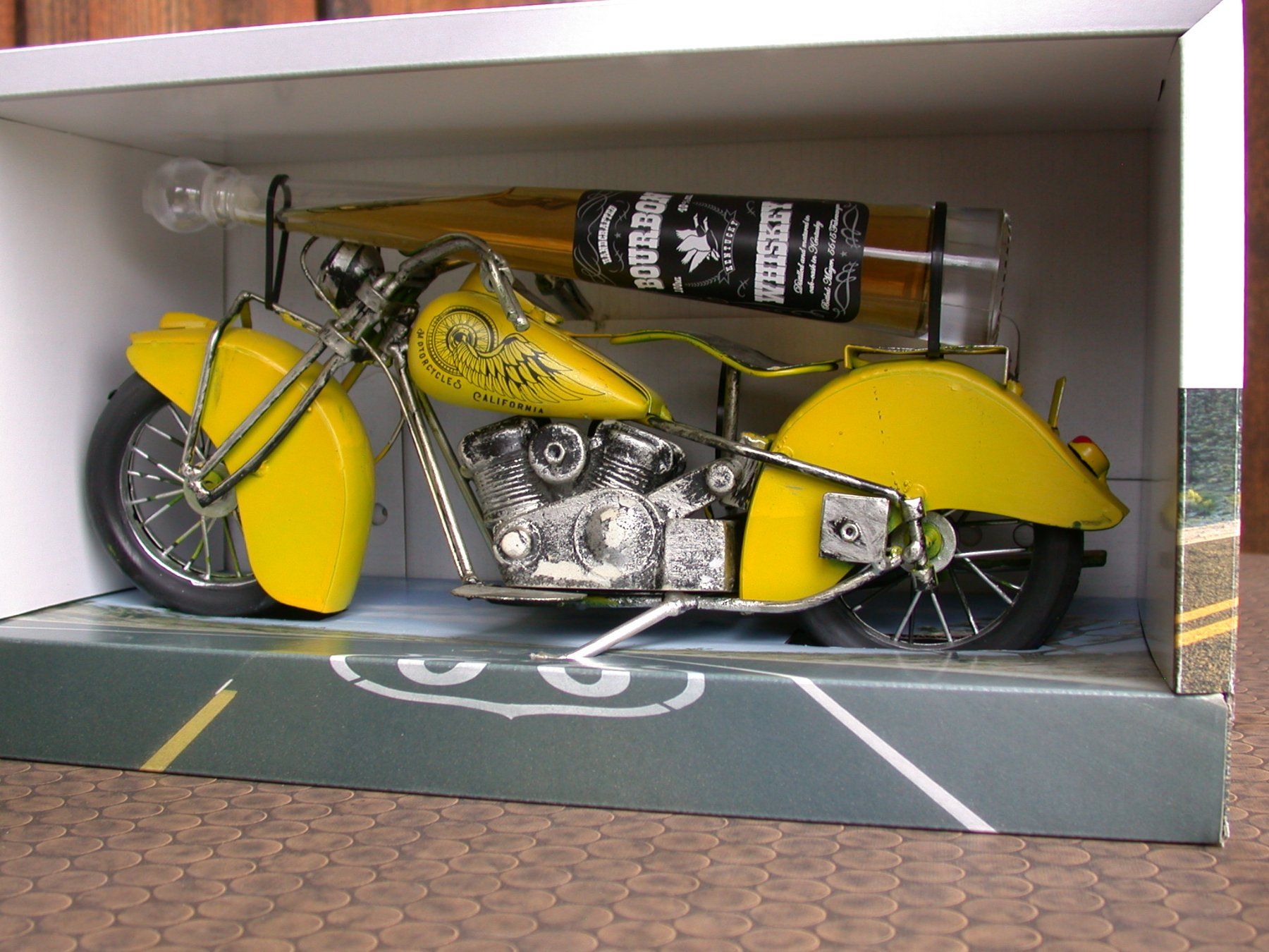 Kit di modellismo & Modellini statici: Harley Davidson Modell mit Whiskey – Nuovo e nell'imballaggio originale da Niederwil SG venduto da Beinhart954 5