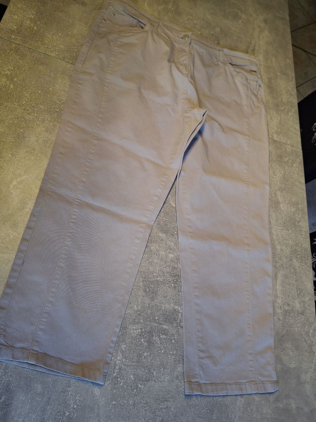 C&A Pantaloni: Pantalon gris clair 98% coton taille 44 marque C&A – Usato da Villiers venduto da san_jn5w