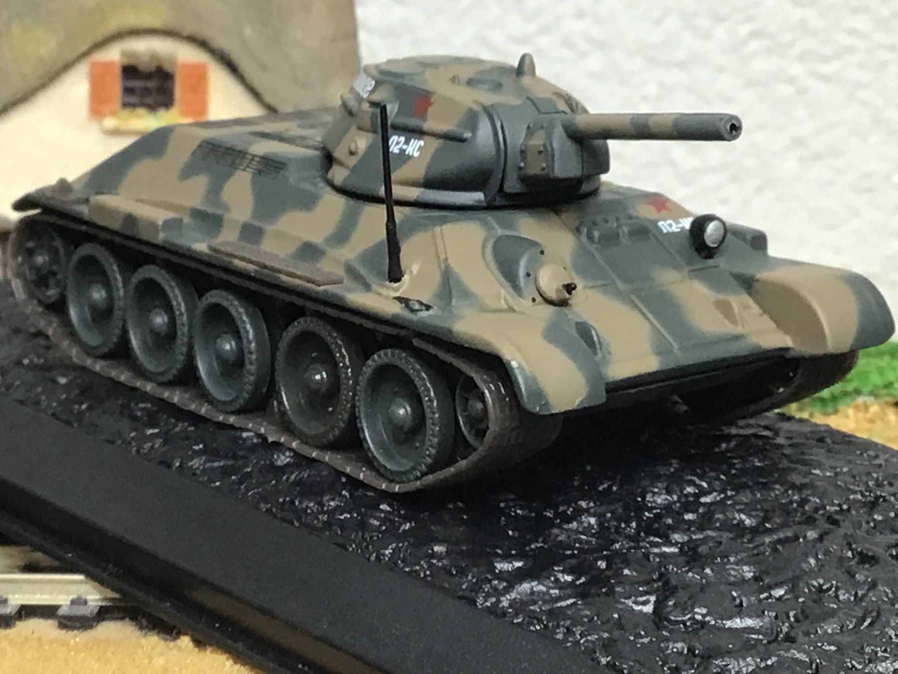 Kit di modellismo & Modellini statici: 1:72 Modellpanzer T-34/76 mit Vitrine – Nuovo (secondo la descrizione) da Männedorf venduto da Spezial-Modelle 1