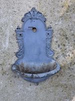 Fontaine murale ancienne en fonte - Style baroque - H:80cm