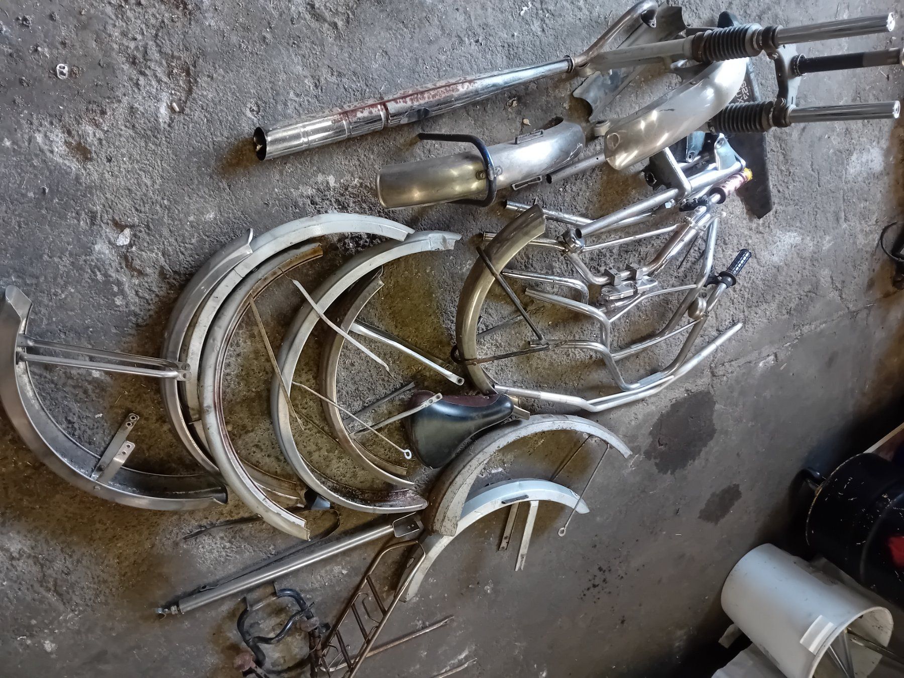 Cyclomoteurs: Diverse Lenker und Schutzbleche – Défectueux à Schwanden b. Brienz par hoihoi03