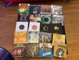 Konvolut Schallplatten 100 Singles verschiedene Interpreten 
