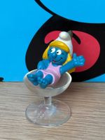 Schlumpfine im Drink-Glas
