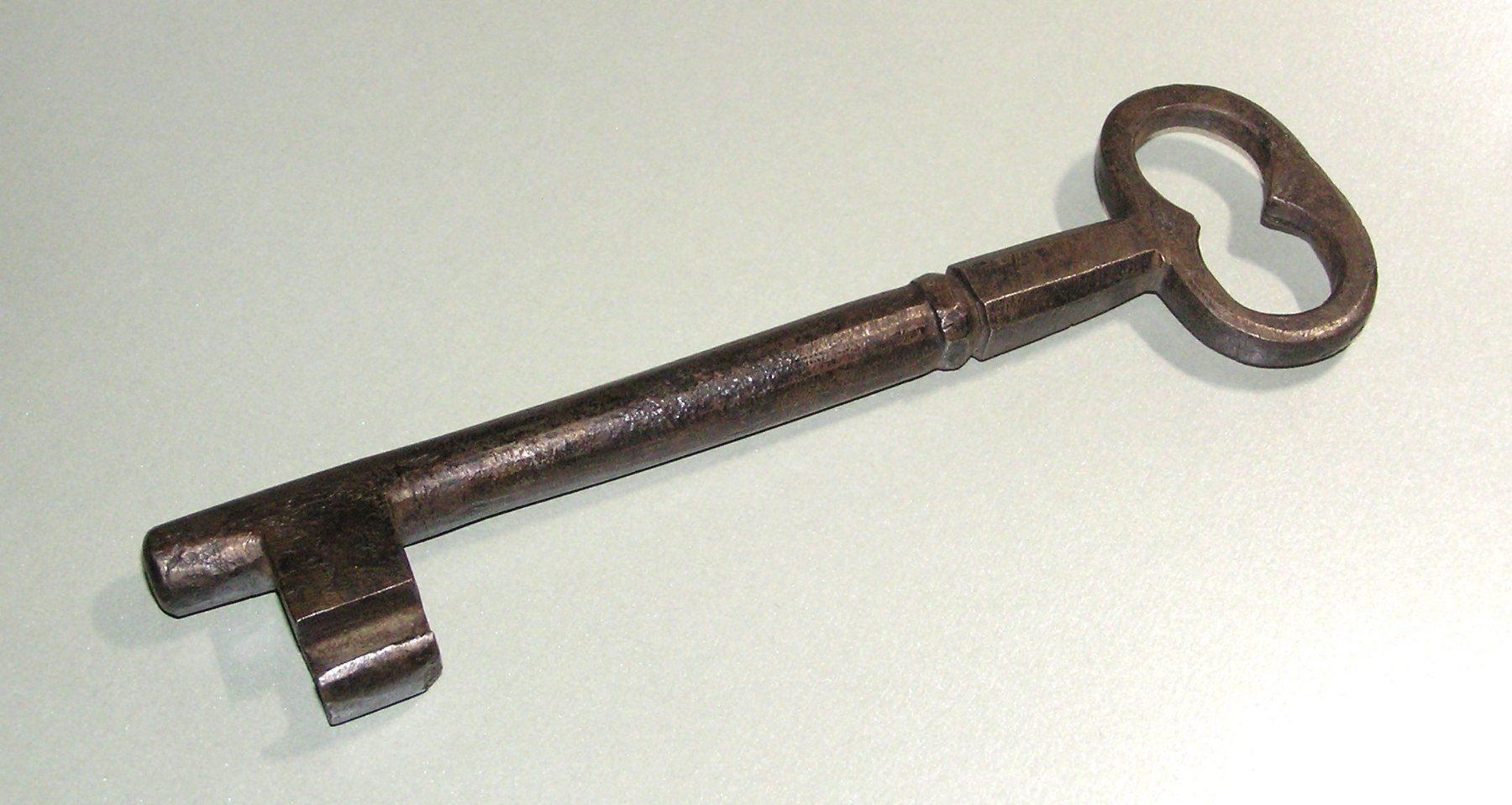 Chiavi: Grosser geschmiedeter Schlüssel – Usato da Grenchen venduto da Antique-hunter 4