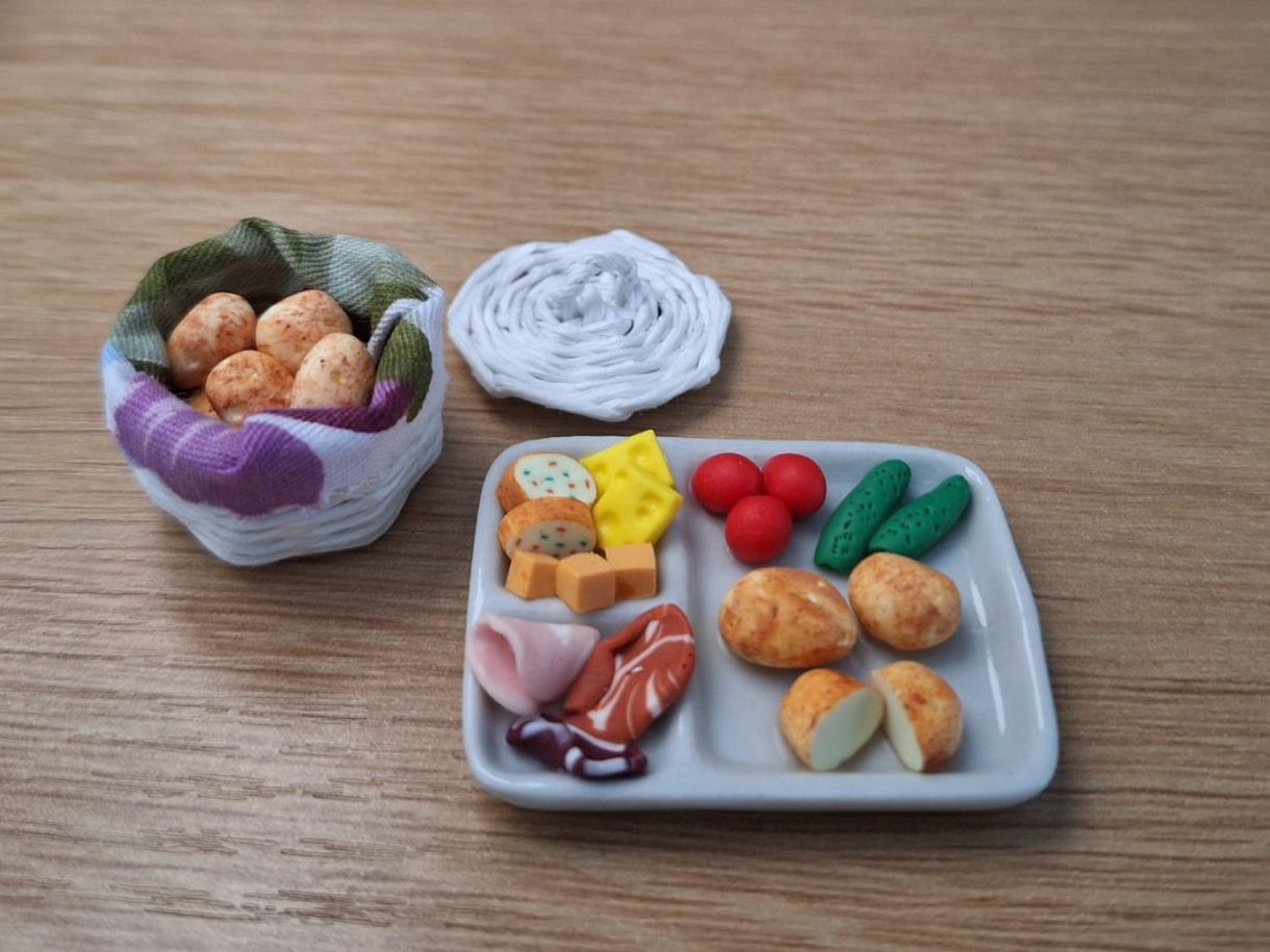 Maisons & Meubles de poupées: Handmade Gschwellti mit Korb – Neuf (Voir description) à Zürich par HandmadeTinyFood