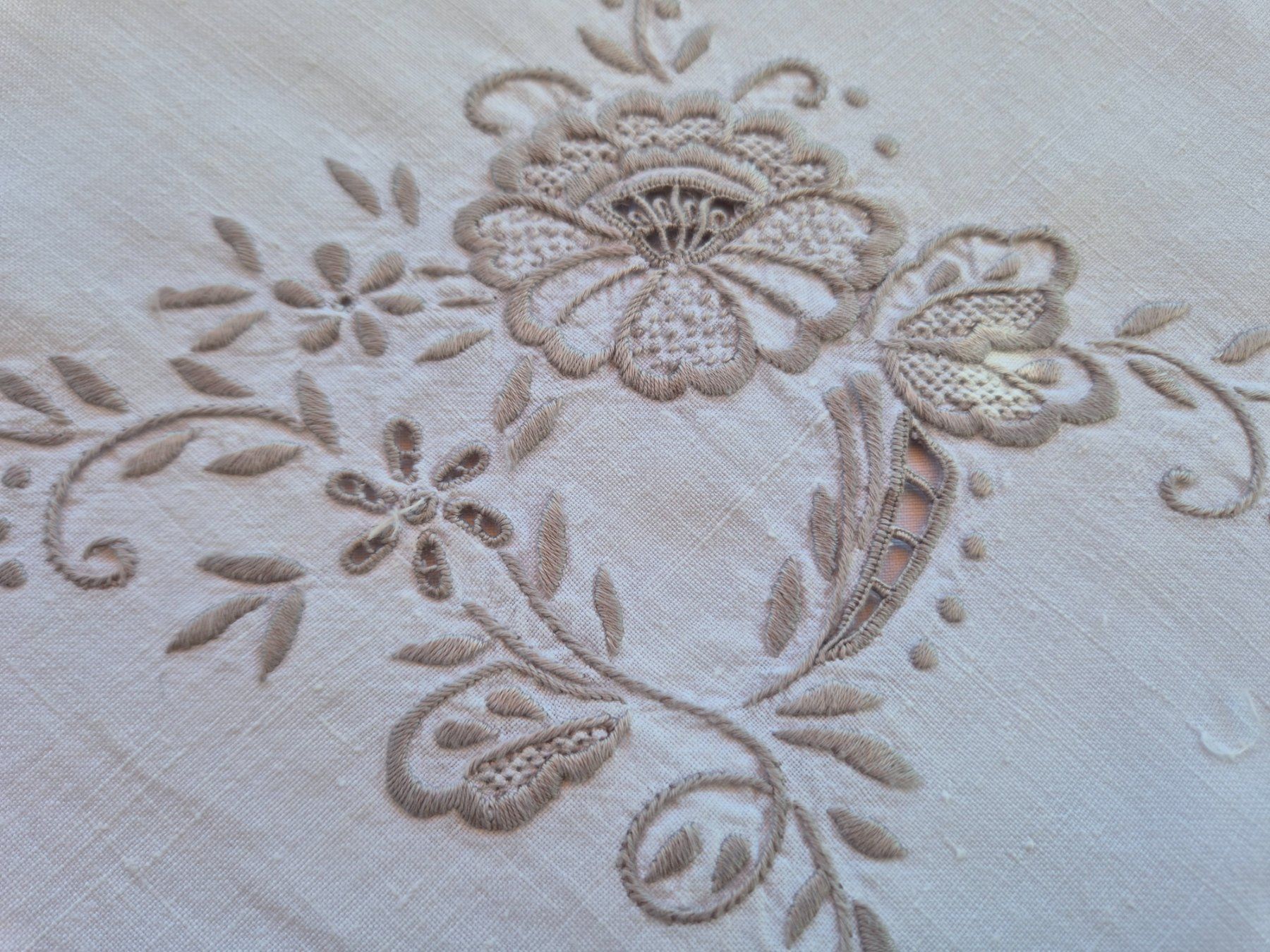 Altra biancheria da tavola: Handgestickte Tischdecke, Blumenmuster – Usato da Bern venduto da aronari 2