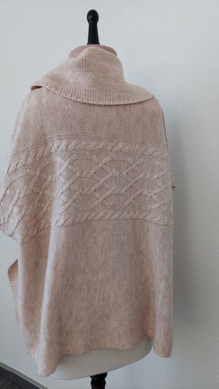 Giacche: Beige Strickponcho mit Lederdetails  – Usato da Gwatt (Thun) venduto da Letzte-Chance 3