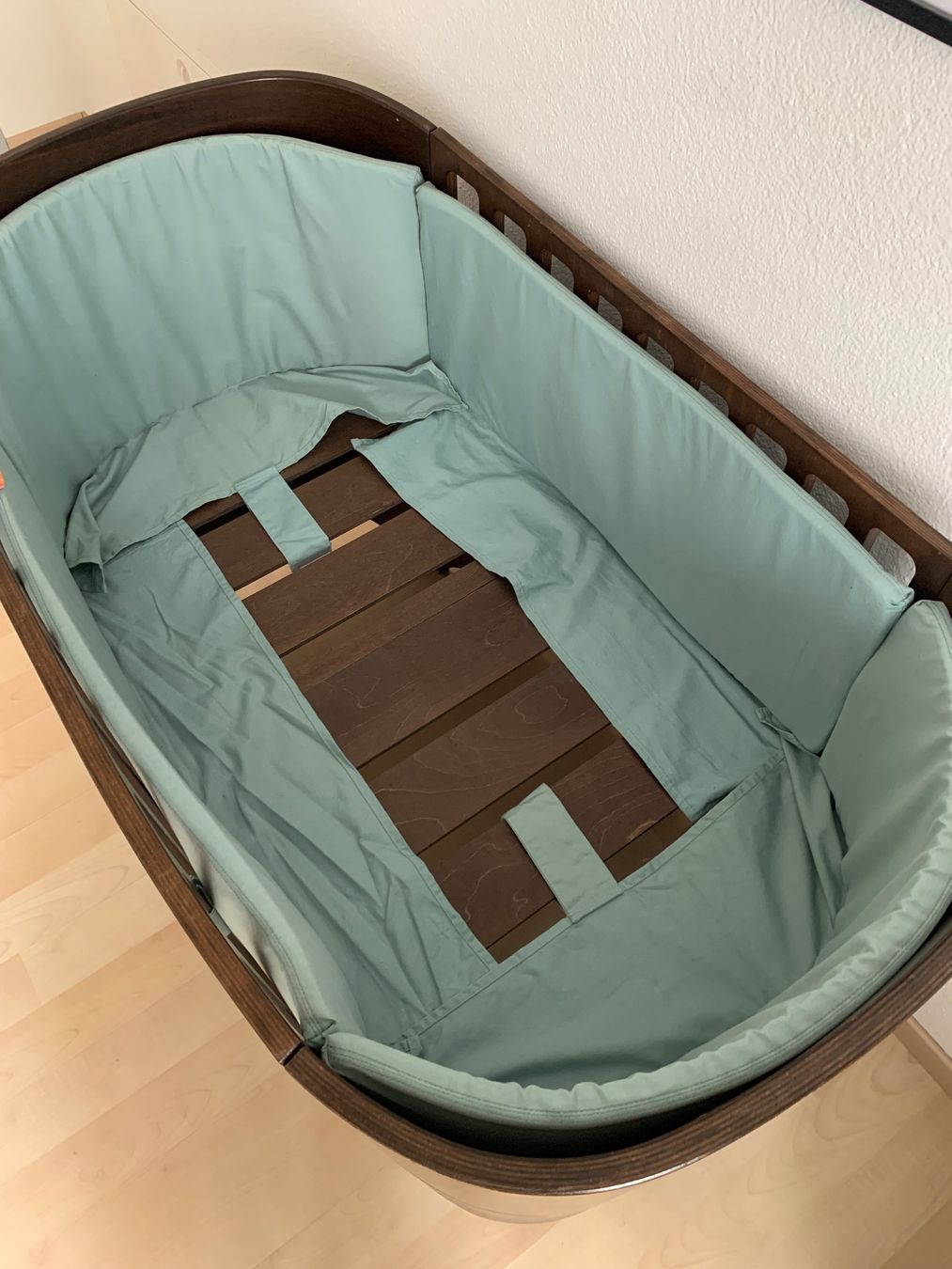Leander Betten: Leander Walnut Classic Baby Cot + Junior Parts + Bumper – Gebraucht aus Kriens von mat_9gtt 1