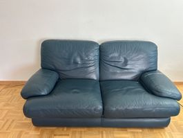 Canapé deux places en cuir bleu, bon état général