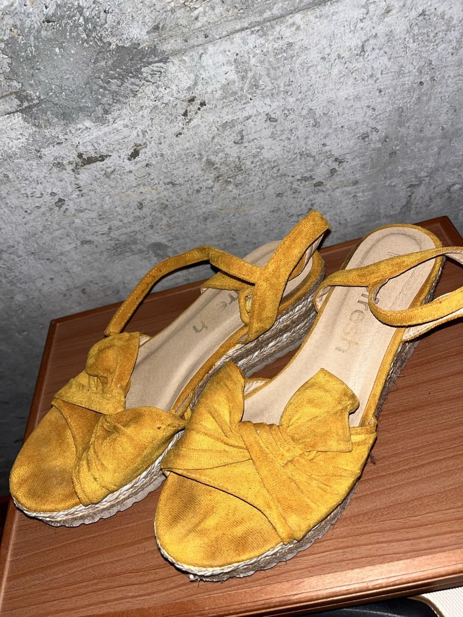 Tamaris Scarpe da donna: Sandalen Damenschuhe Grösse 41 gelb – Usato da Zuchwil venduto da fie_7bzm 2