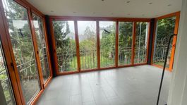 Wintergarten aus Aluminium mit elektrische bet. Sonnenstoren