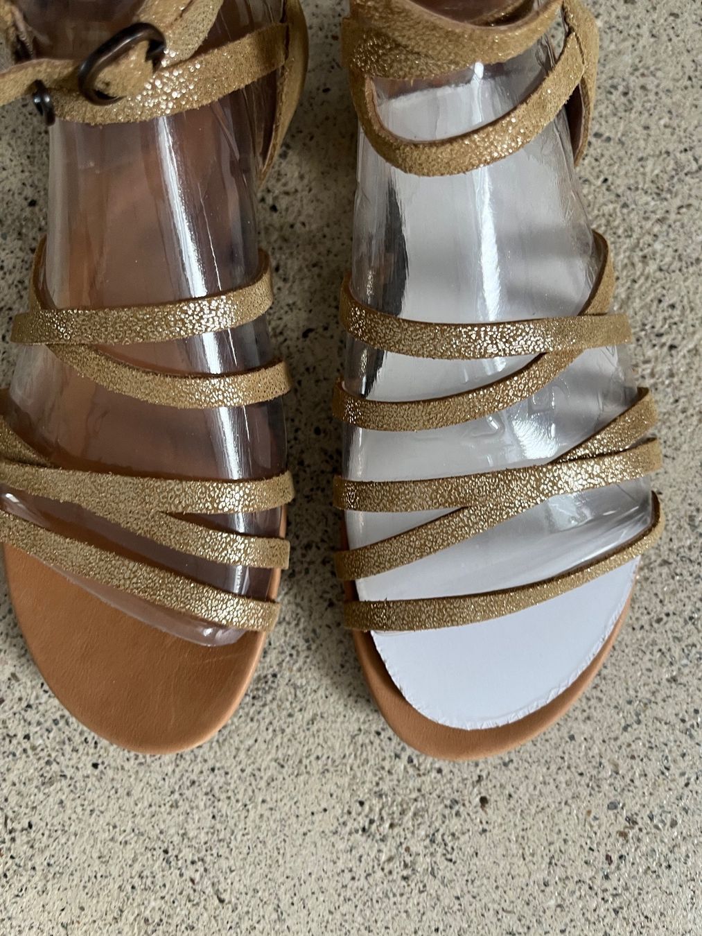 Ugg Scarpe da donna: UGG Sandalen Gold Grösse 36 – Usato da Zürich venduto da Jaskam 4