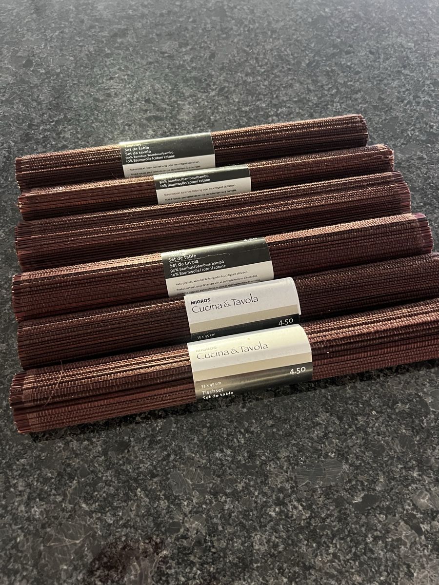 Set di tavolo e panche: Neue Tischsets 6 Stück – Nuovo e nell'imballaggio originale da Bülach venduto da Cucculi