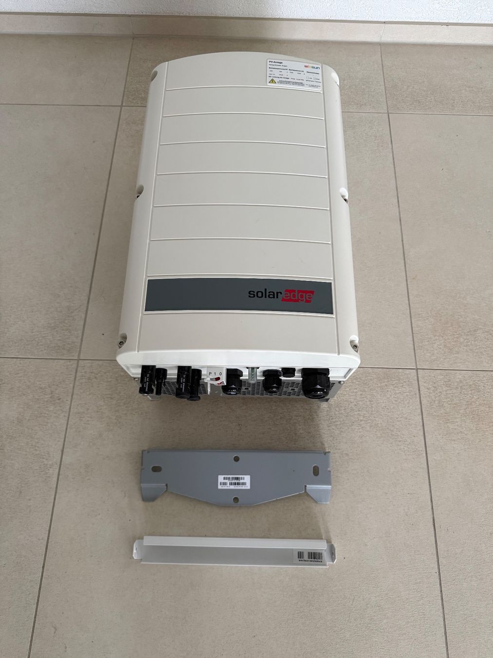 Inverter: Wechselrichter 7E17E4F4-6D / inkl. Wandhalterung – Usato da Sulgen venduto da Alesnevi