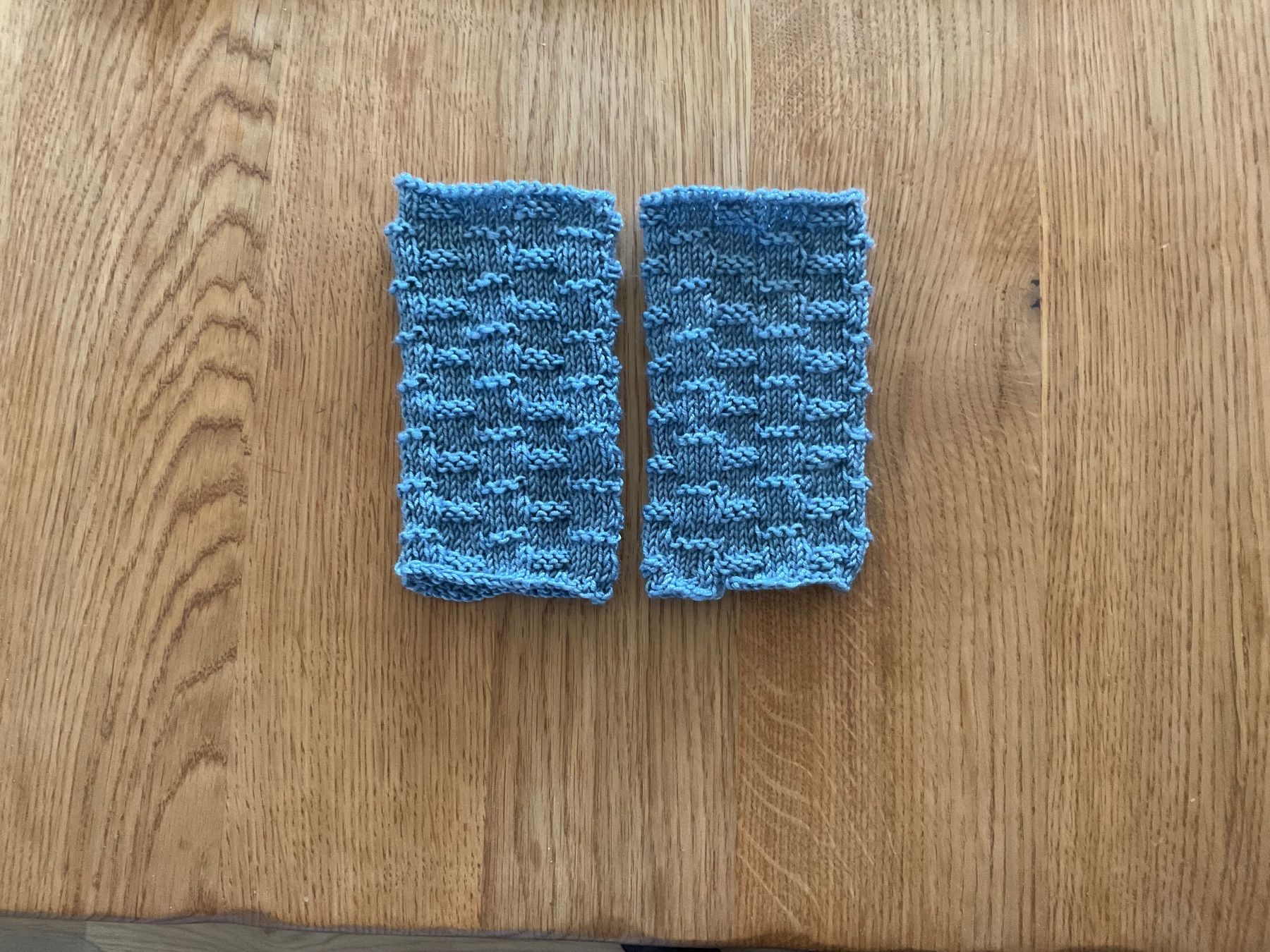Guanti & manicotti: Handgestrickte Pulswärmer-Amedisli blau – Nuovo (secondo la descrizione) da Wetzikon ZH venduto da FeeF