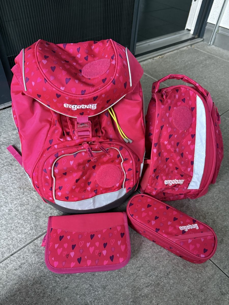 Ergobag Borse & Zaini: Ergobag Schulrucksack Set Mädchen Pink Hearts – Usato da Altbüron venduto da Schlofmoetzli