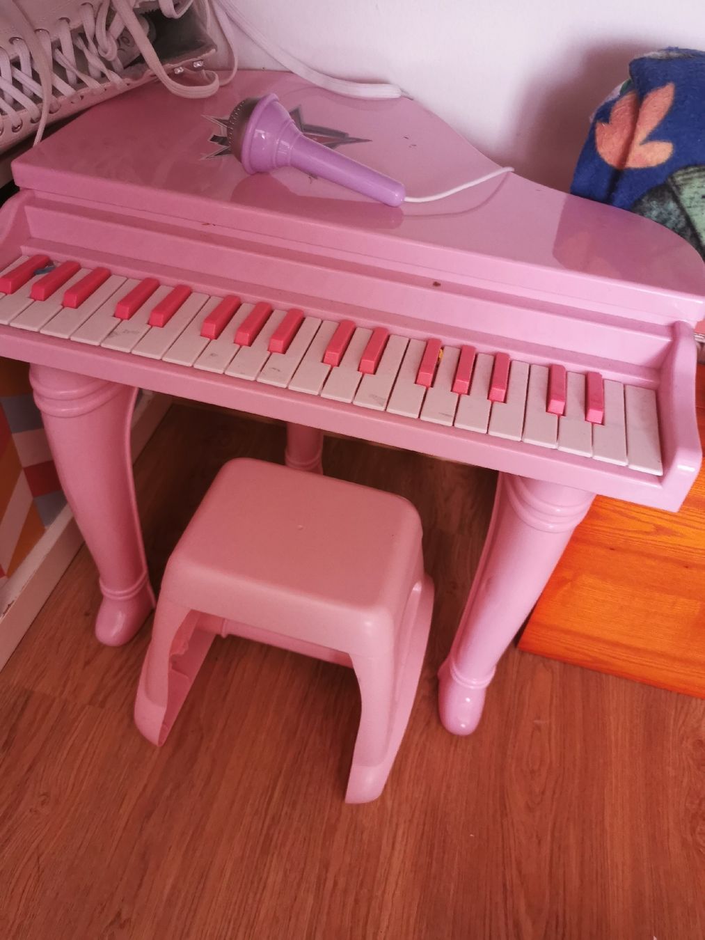 Strumenti musicali: Süsses Kinderklavier Rosa mit Hocker – Usato da Cham venduto da julayla