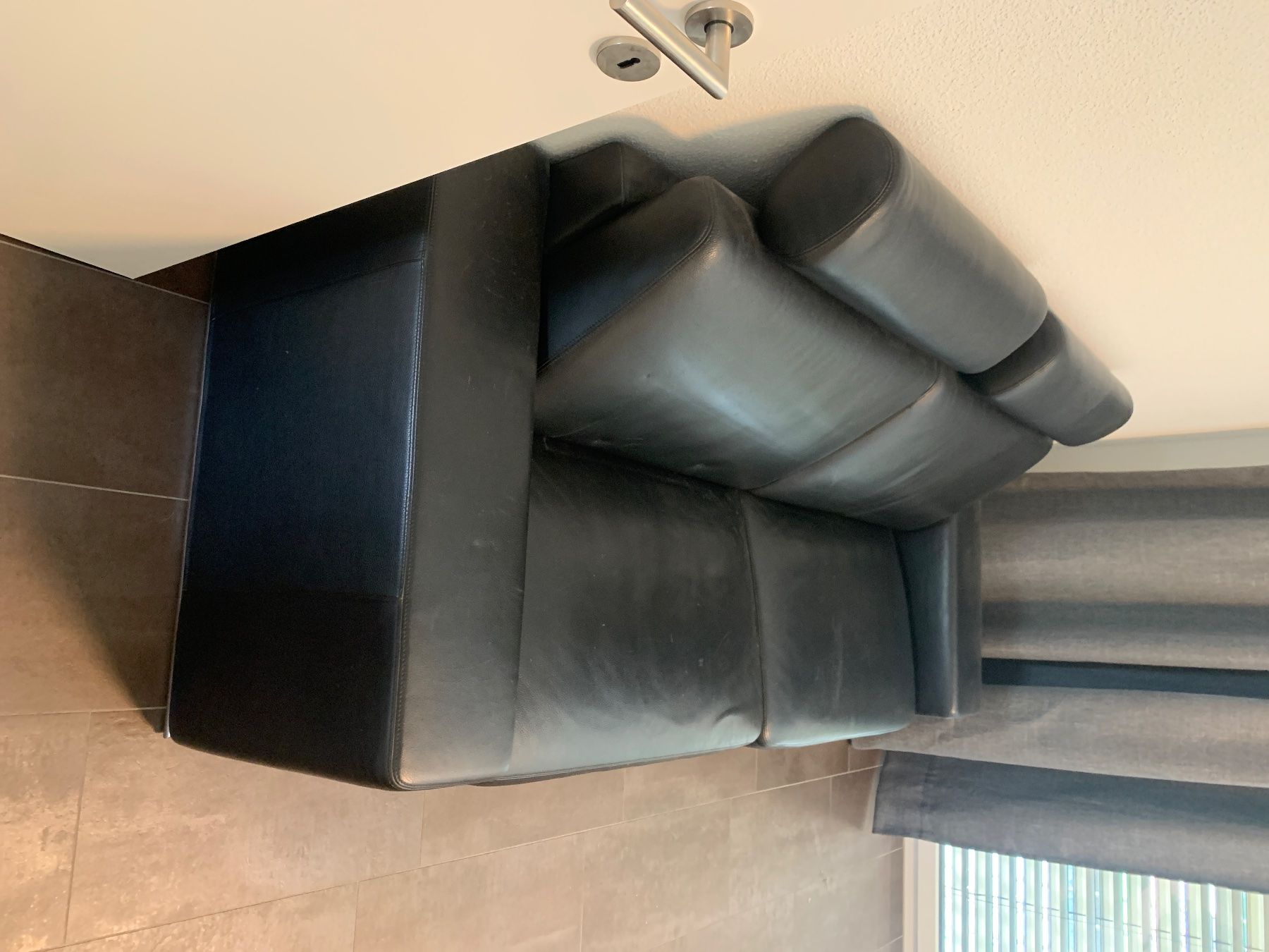 Sofas: Ledersofa 2/3-Sitzer schwarz – Gebraucht aus Baar von thats4you 1
