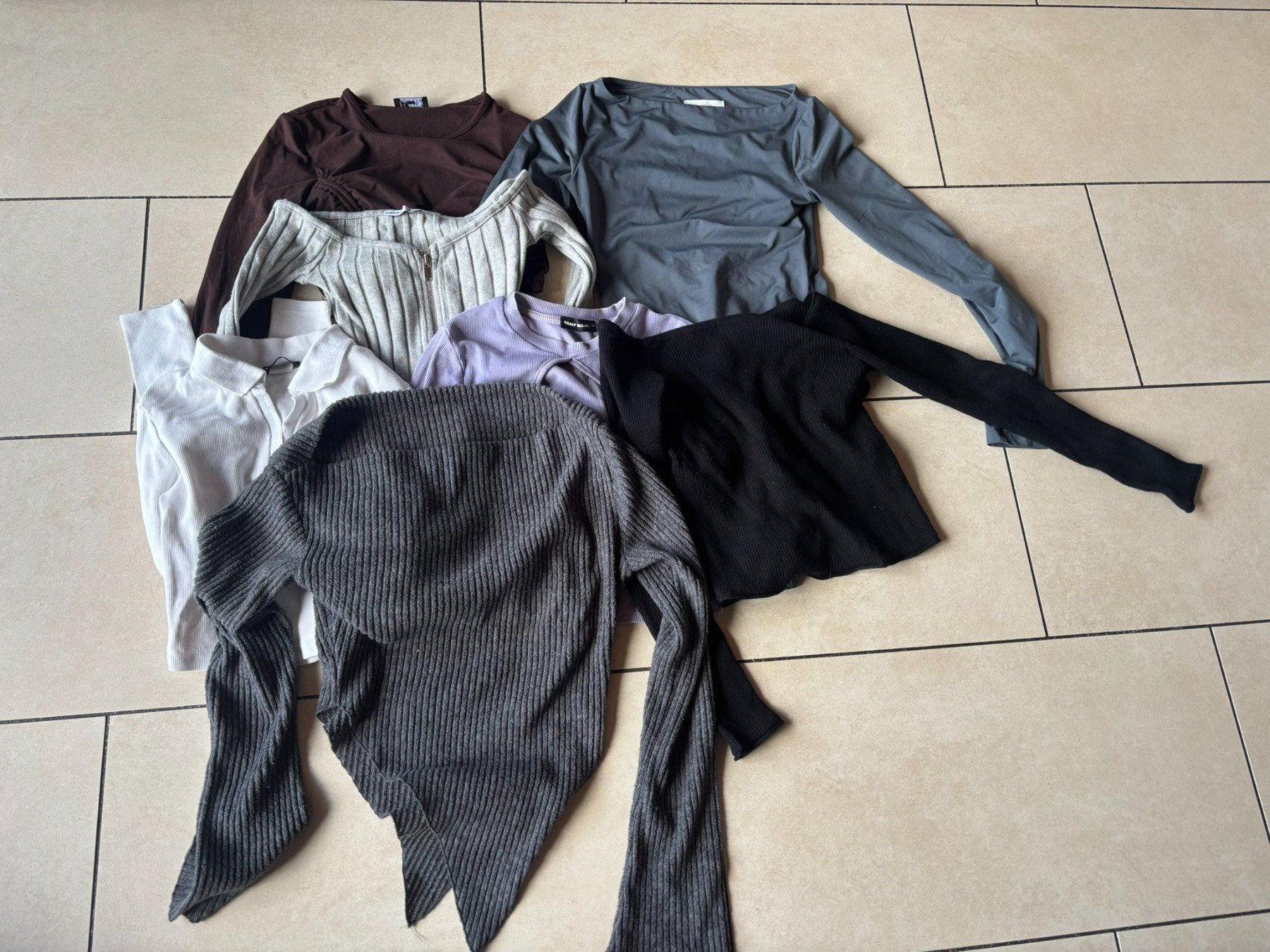 Top: 7 Tops-Pulls-Bodys Fille T34 – Usato da Chevenez venduto da Paddy73