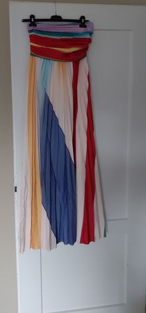 Maxikleid trägerlos gestreift und plessiert
