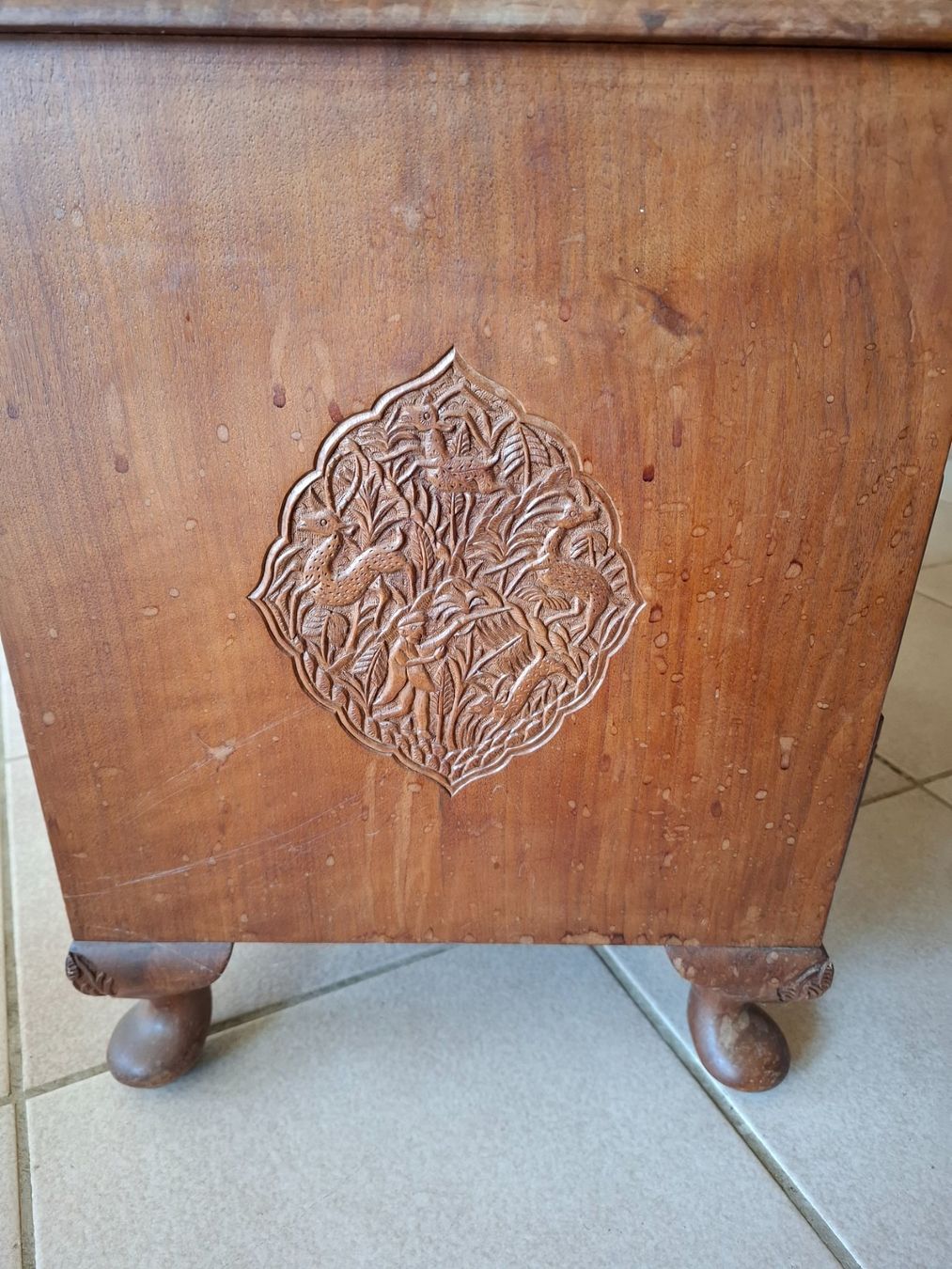 Cassettiere: Indische, handgeschnitzte Beistellkommode – Usato da Zürich venduto da 123_lk25 4