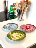 3x Teller verchromt mit verschiedenen farbigen Motiven