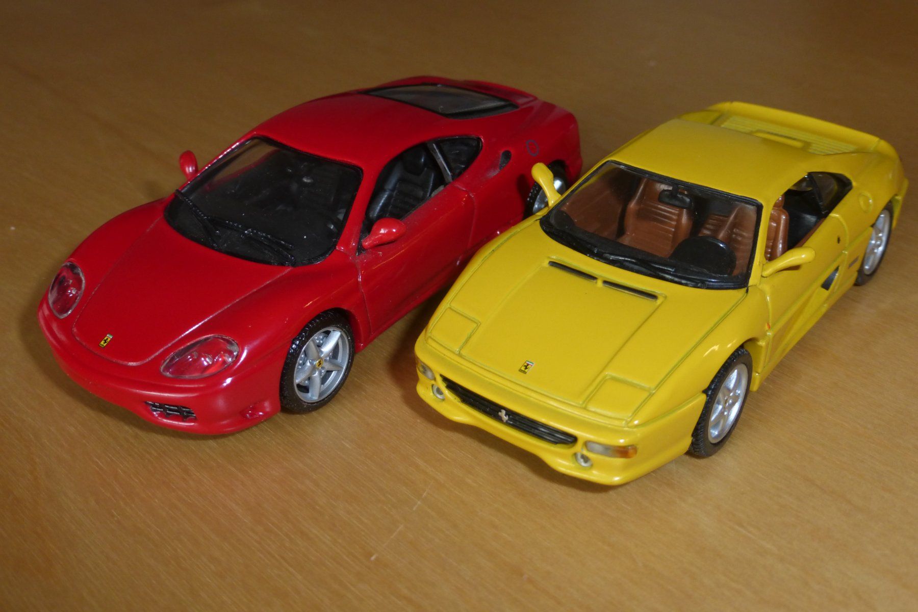 Hot Wheels Modellini d'auto: 2x Ferrari 1:43 Hot Wheels – Usato da Gempen venduto da Smokie72 1