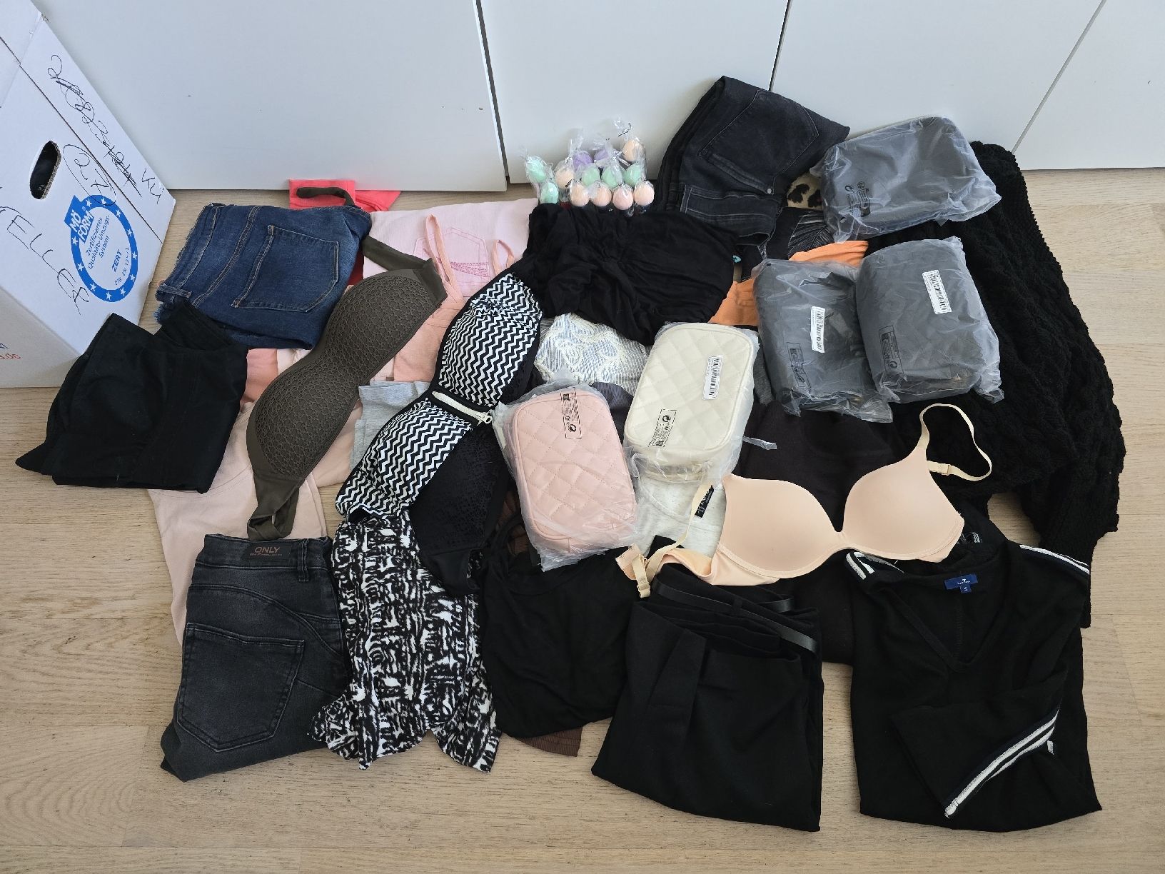 Lots de vêtements: Restposten Kleider & Handtaschen – D'occasion à Rickenbach b. Wil par Beautiful.Things