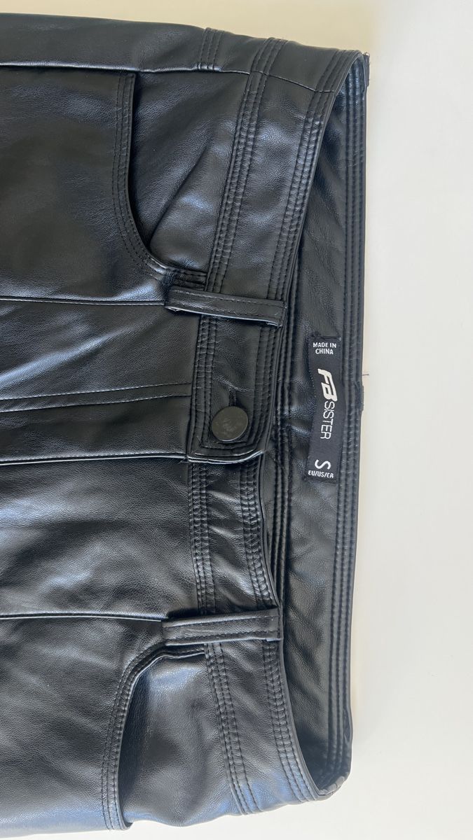 Pantaloni: Flared Kunstlederhose Schwarz Gr. S – Usato da Wermatswil venduto da Jara.a.s 1