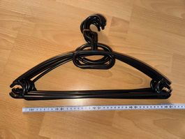 7 schwarze Kleiderbügel