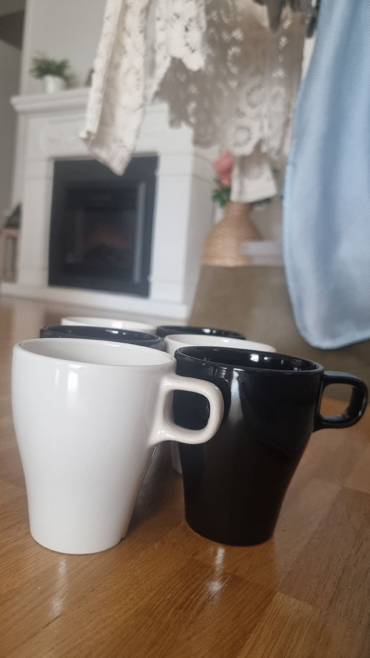 Ikea Tazze: 6 Kaffeetassen weiss und schwarz 3er Set – Usato da Dietikon venduto da adr_825s 2
