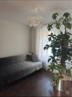Schwarzes, schlichtes Ausziehsofa mit fester Polsterung