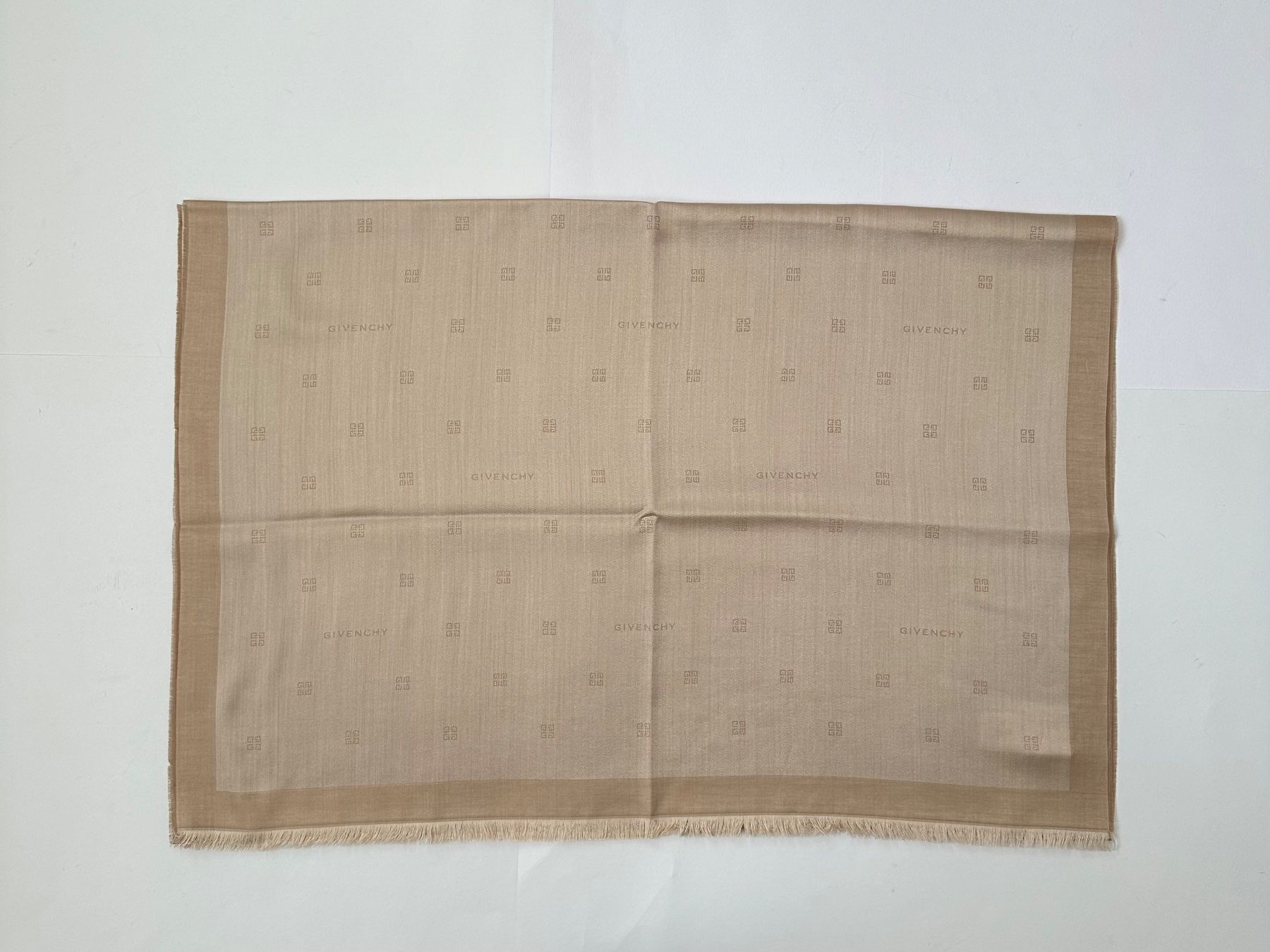 Givenchy Foulards, Tücher & Schals: Givenchy sciarpa – Neu und originalverpackt aus Pregassona von Reluxuryspace 3