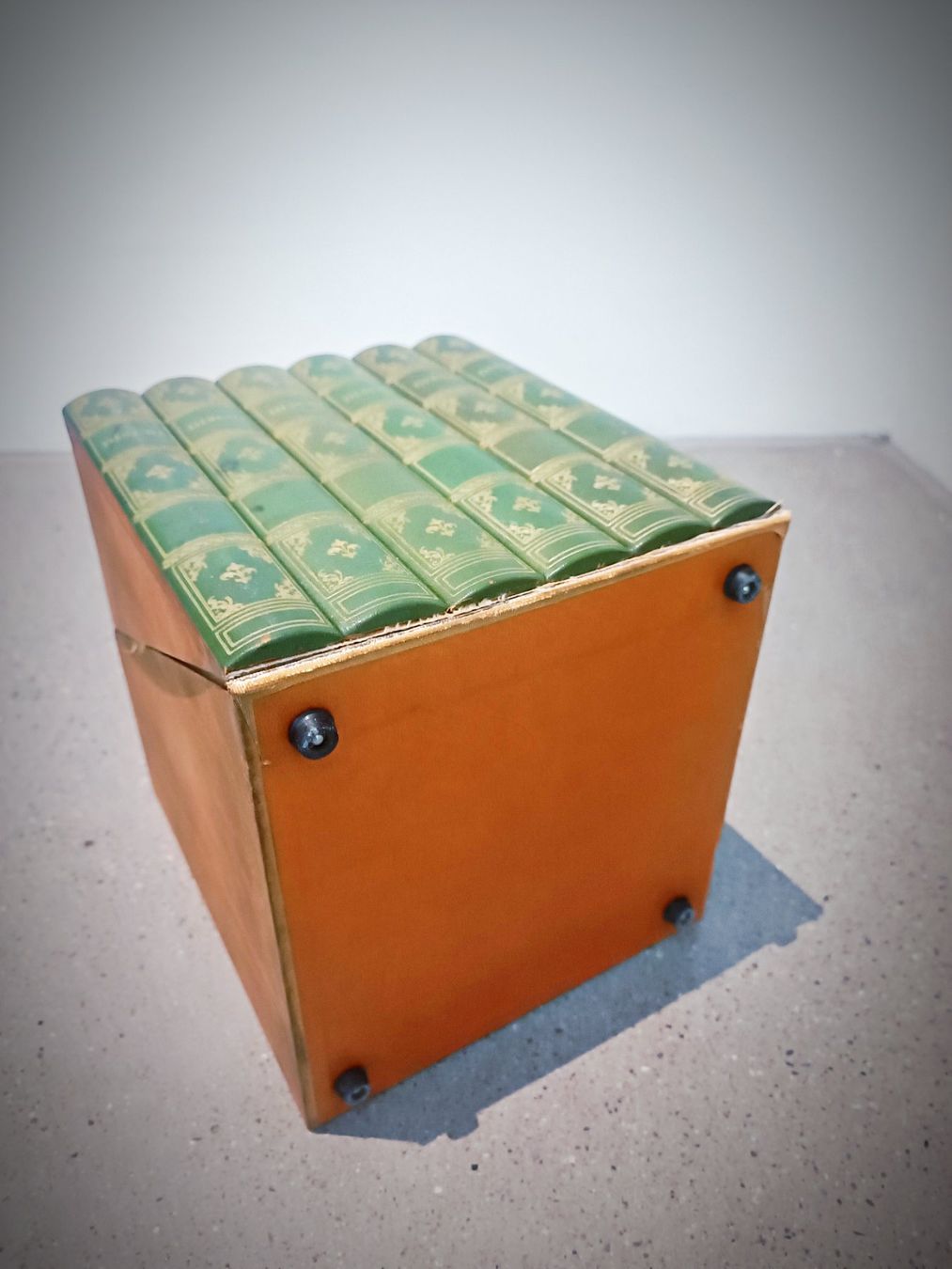 Portagioie: Vintage Mini-Schallplattenhalter in Buchform – Usato da Aarau venduto da PlaninaVintage 7