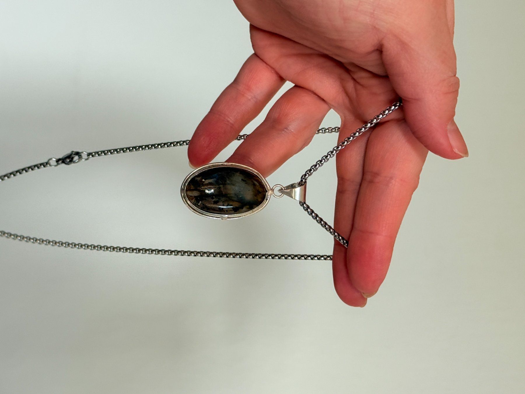 Catenine: Collier Labradorite Élégance discrète, neuf. – Nuovo e nell'imballaggio originale da Genève venduto da AGBERG 3