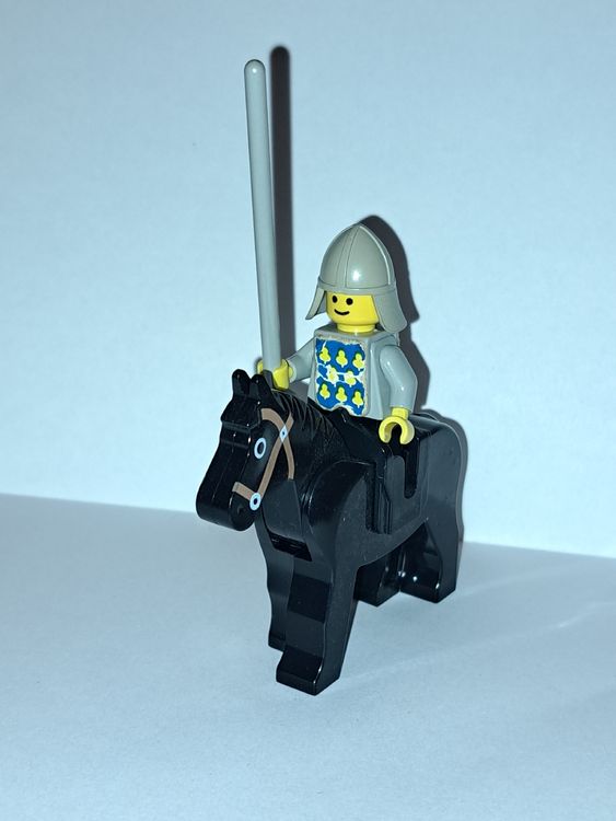 Sehr alte Lego Ritter Minifigur mit Pferd und Ausrüstung. (Gebraucht ...