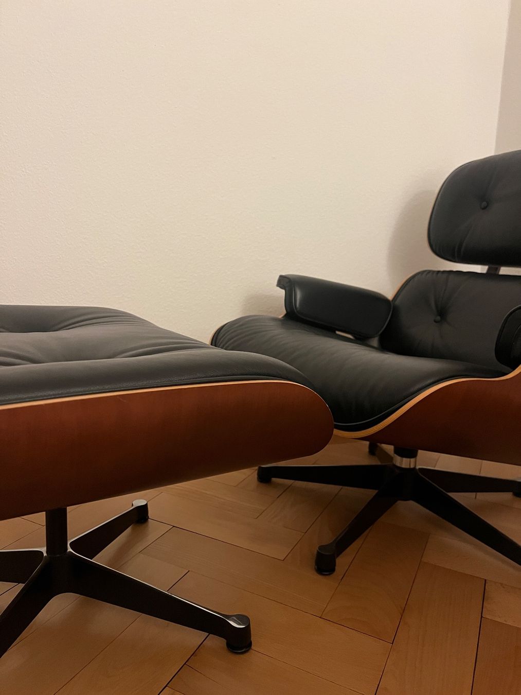 Eames Poltrone: Original Eames Lounge Chair inkl. Ottoman – Usato da Bern venduto da RShakalaka 3