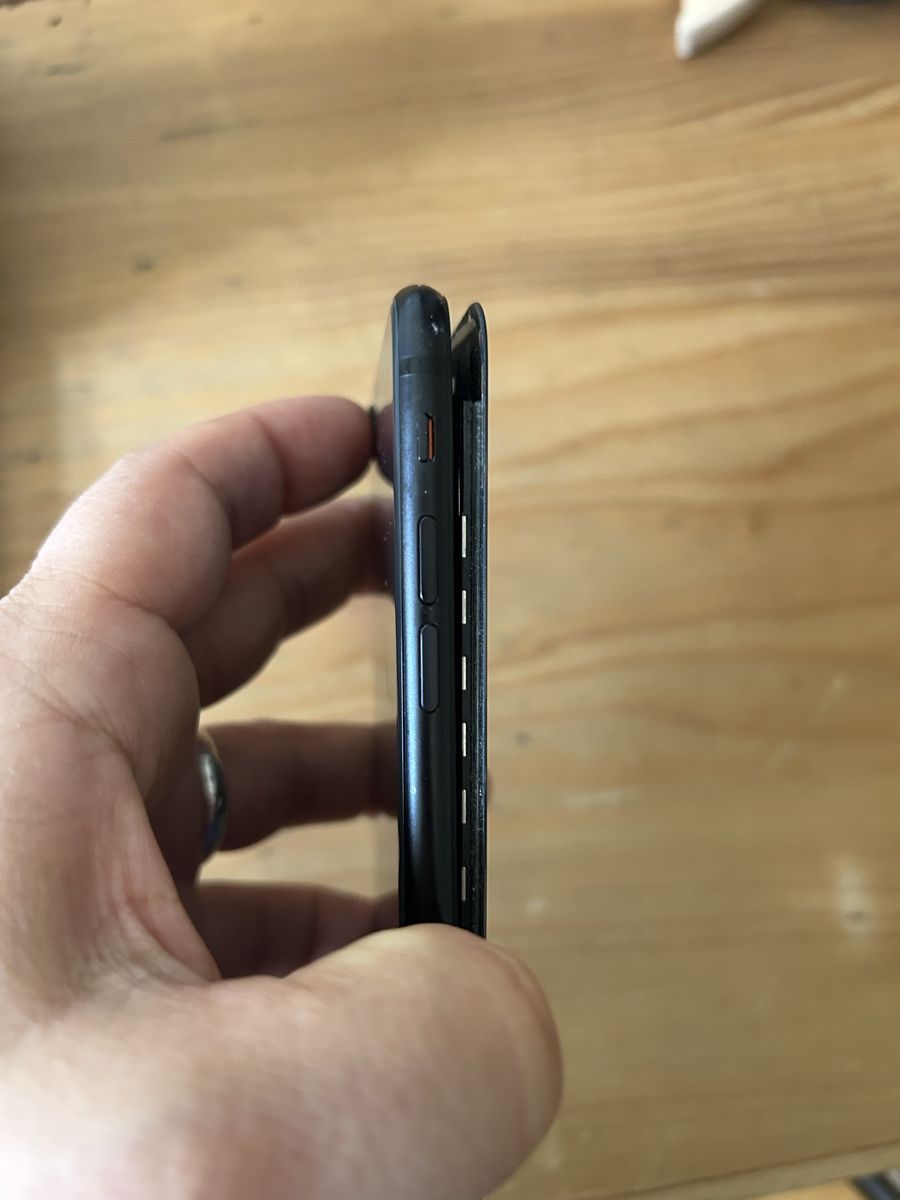Apple Handys / Smartphones: iPhone SE 2. Generation 64GB schwarz defekt – Defekt aus Luzern von bettygreen 5
