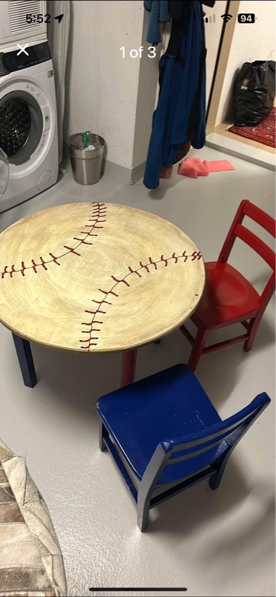 Tavoli: Kids' Baseball Table and Chairs Set - Perfect for Play! – Usato da Wädenswil venduto da lucy-ethel