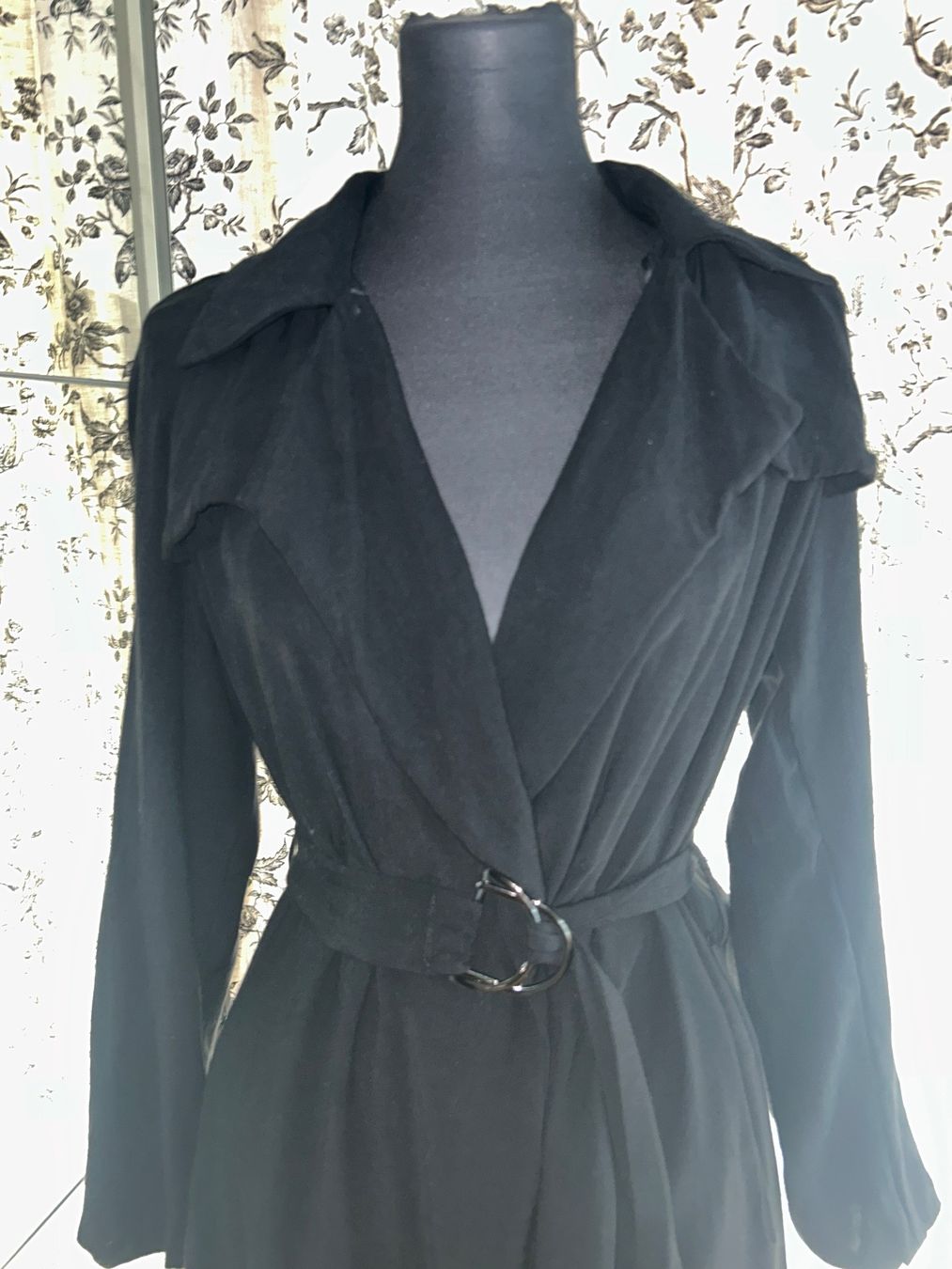 Cappotti: TRENCHCOAT/MANTEL SCHWARZ – Usato da Luzern venduto da Suneha 2