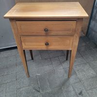 kleines Schubladenmöbel