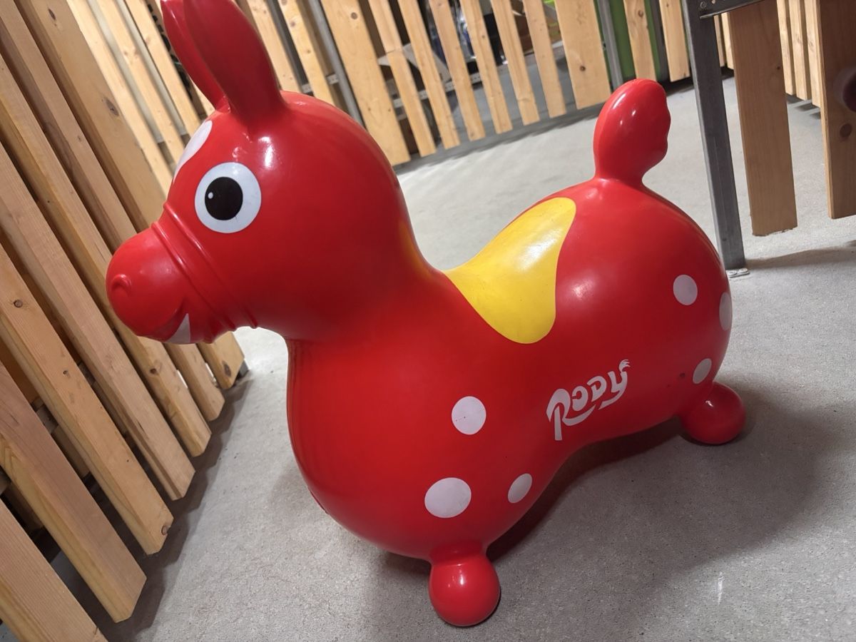 Giocattoli: Rody Hüpfpferd rot mit gelber Sattelfläche – Usato da Zürich venduto da vendotodito