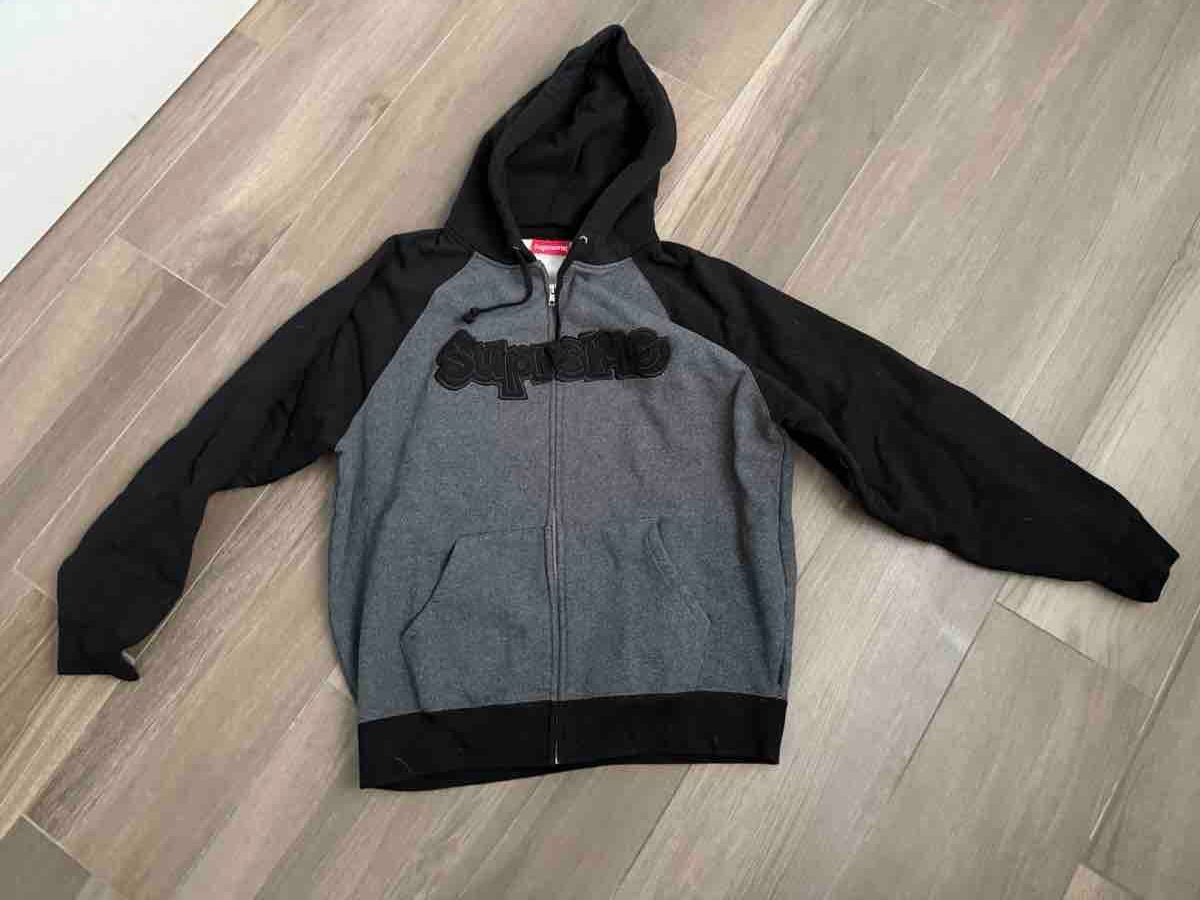 Maglioni & Felpe: Felpa con zip Supreme grigia e nera NUOVA – Nuovo (secondo la descrizione) da Arbedo venduto da Ale036