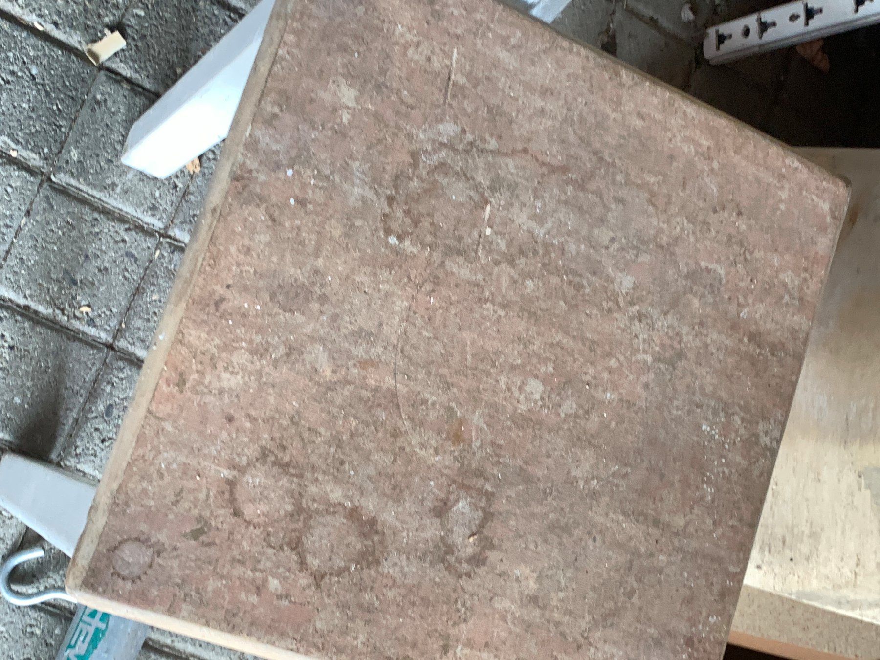 Sgabelli: Kleiner Holzhocker, Tabouret Tabourettli alt mit Linoleum – Usato da Rickenbach SZ venduto da Frickler 1