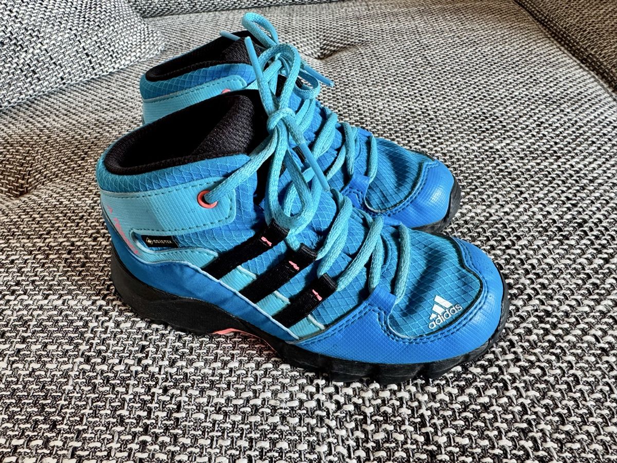 Adidas Scarpe per ragazzi: Adidas Terrex Trekkingschuhe Kinder Grösse 27 blau – Usato da Gommiswald venduto da Aloha.Spirit