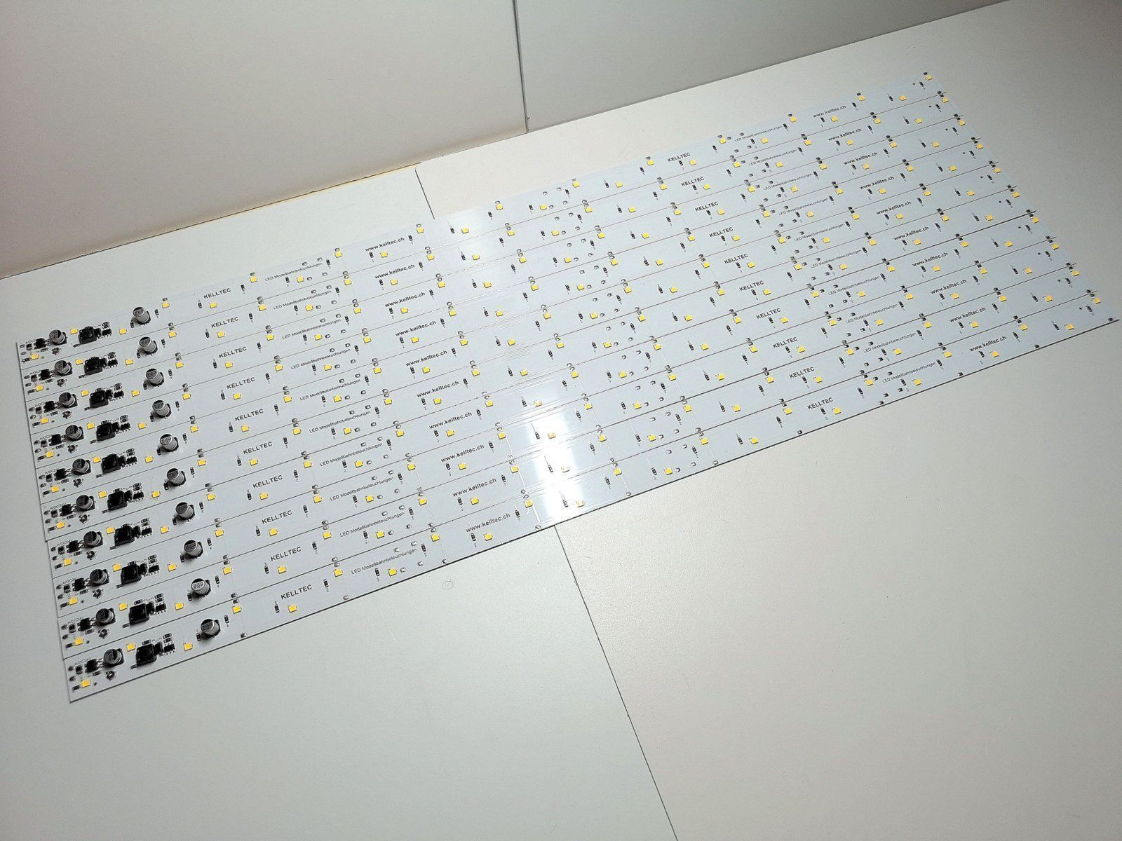 Viessmann Modellini di ferrovie: 10 Stk. KELLTEC 570mm LED Stäbe warmweiss dimmbar 24V AC/DC – Nuovo (secondo la descrizione) da Dittingen venduto da Beamsplitter 1