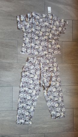 Grauer Schlafanzug mit Blumenmust
