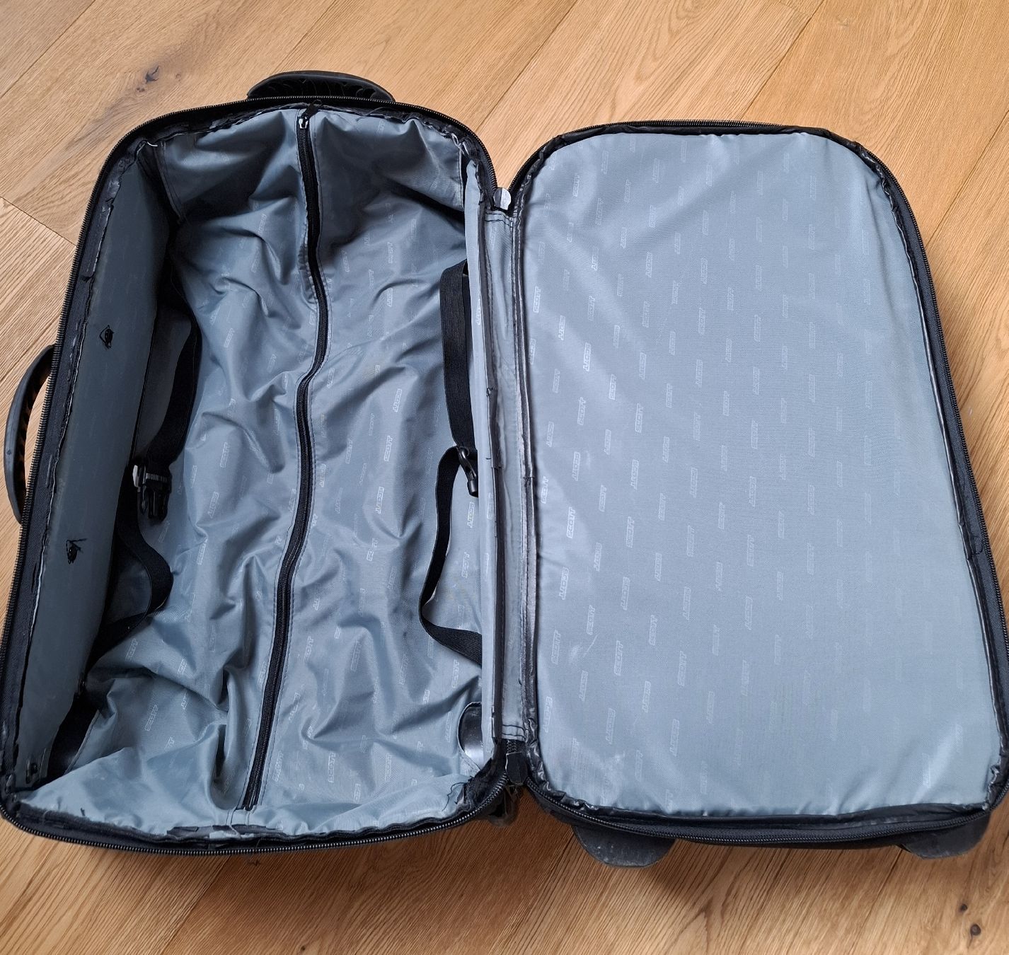 Valises de voyage: Reisetasche Scott Trolley Schwarz  – D'occasion à Arnegg par Seesicht64 4