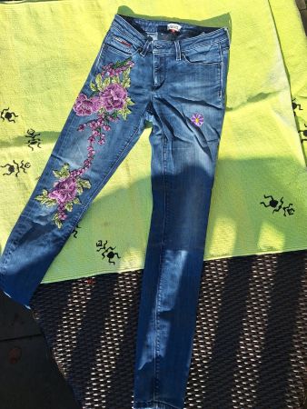 Tommy Hilfiger Hose 28/32 mit Blumenapplikation